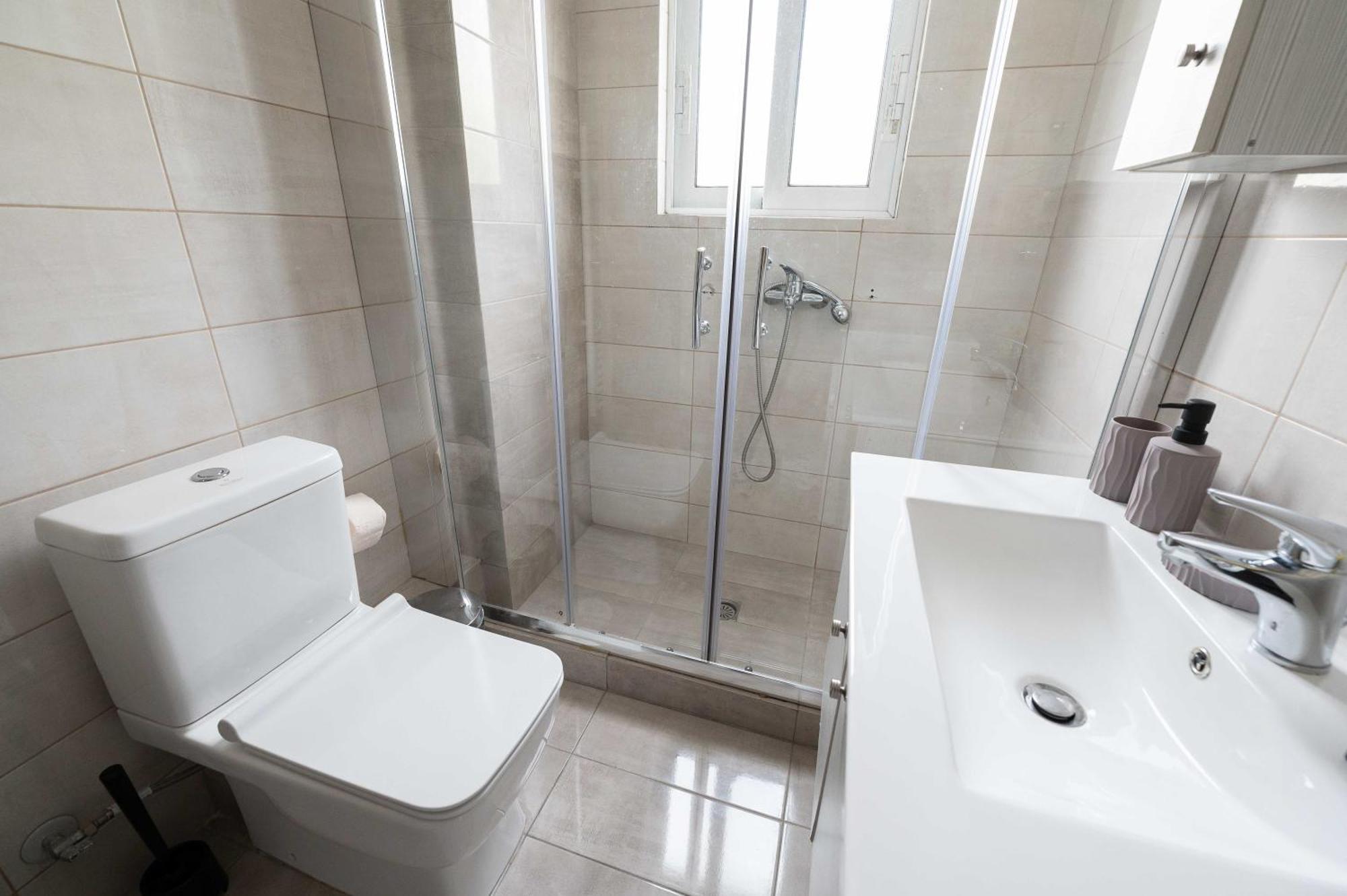 Modern Spacious Apartment Located In Pireus Zewnętrze zdjęcie