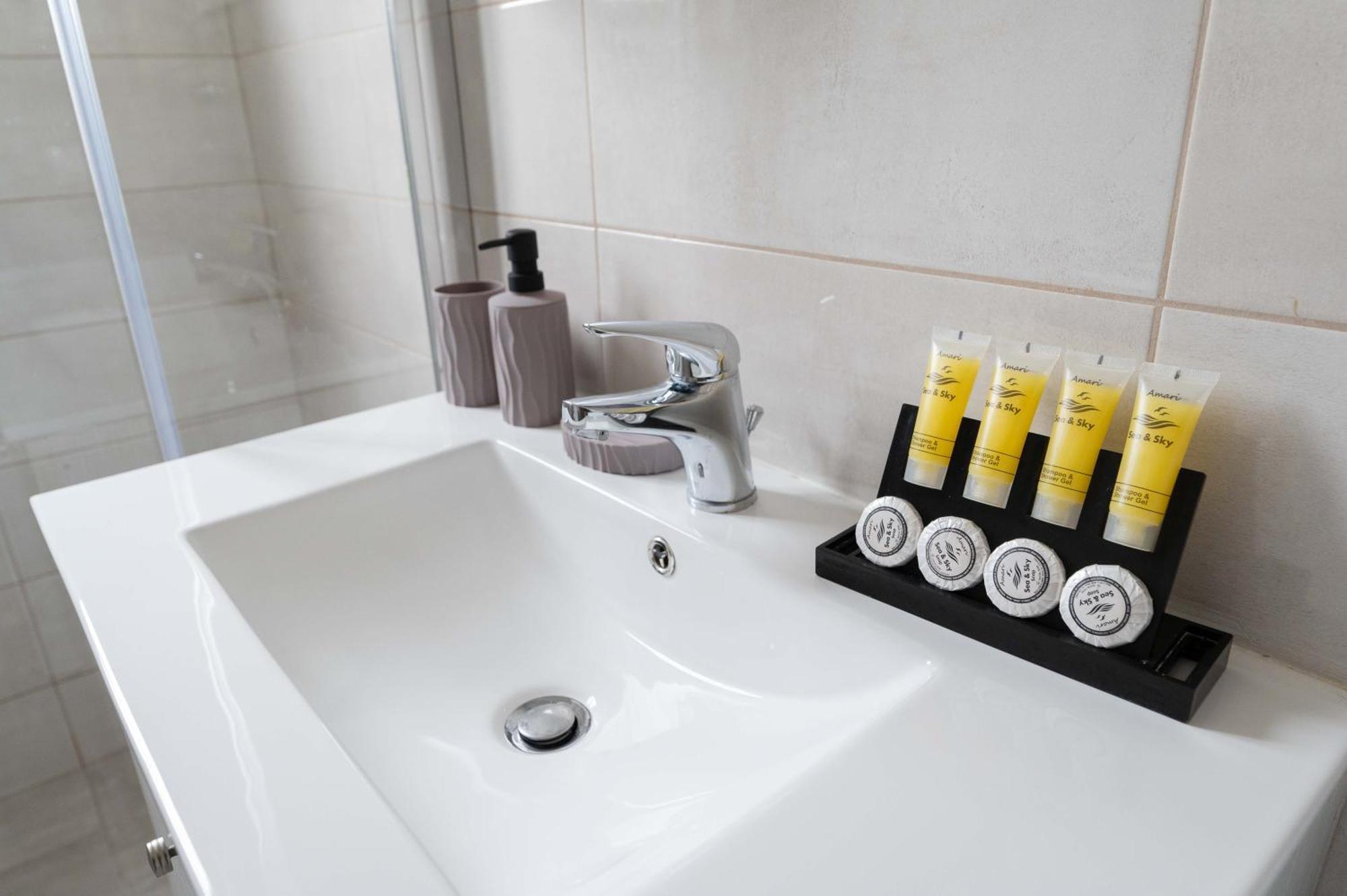 Modern Spacious Apartment Located In Pireus Zewnętrze zdjęcie