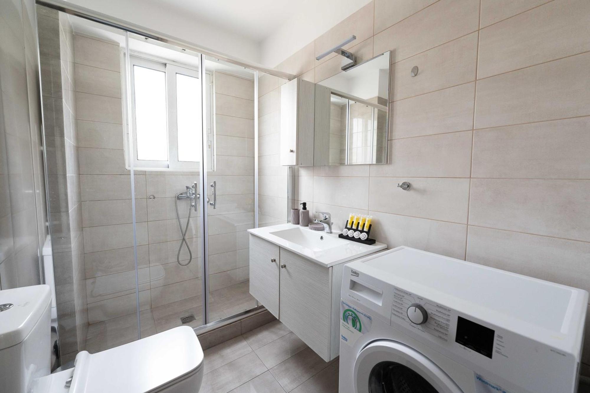 Modern Spacious Apartment Located In Pireus Zewnętrze zdjęcie